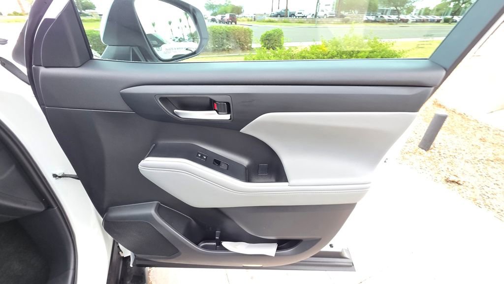 Certified 2024 Toyota Highlander XLE image 25