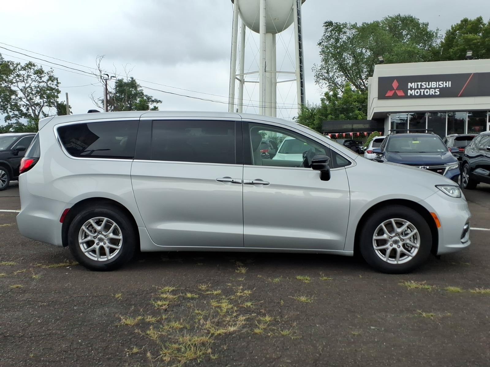 Used 2024 Chrysler Pacifica Touring-L FWD image 2