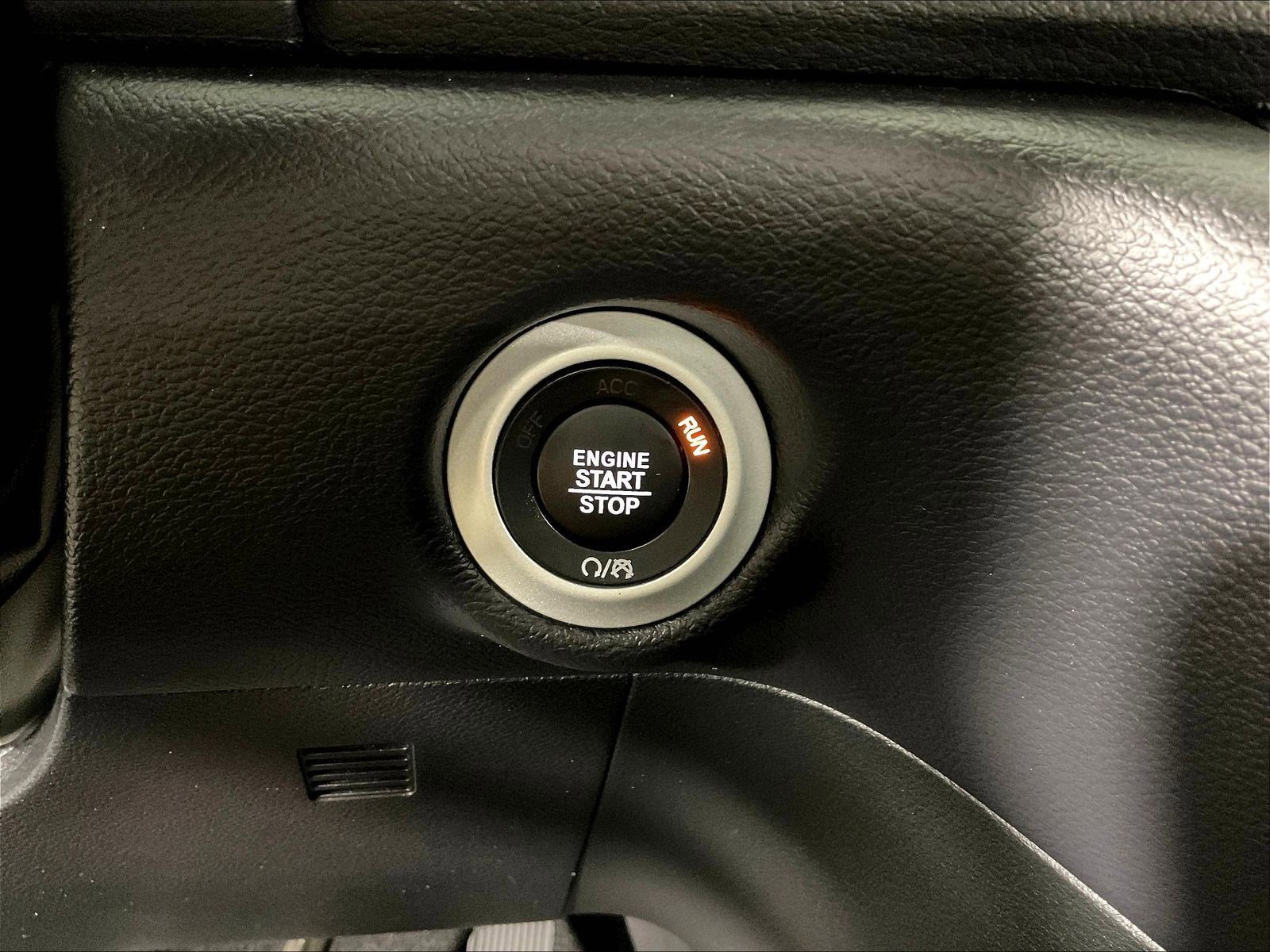 Used 2025 Chrysler Pacifica Select FWD image 39