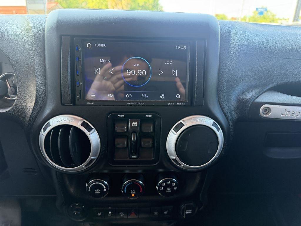 Used 2017 Jeep Wrangler Unlimited Rubicon AWD/4WD image 15