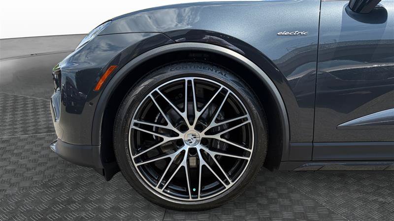 Used 2024 Porsche Macan 4 Electric AWD/4WD image 9