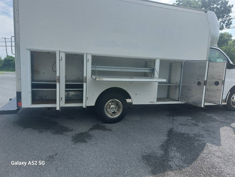 Used 2017 Chevrolet Express 4500 image 24