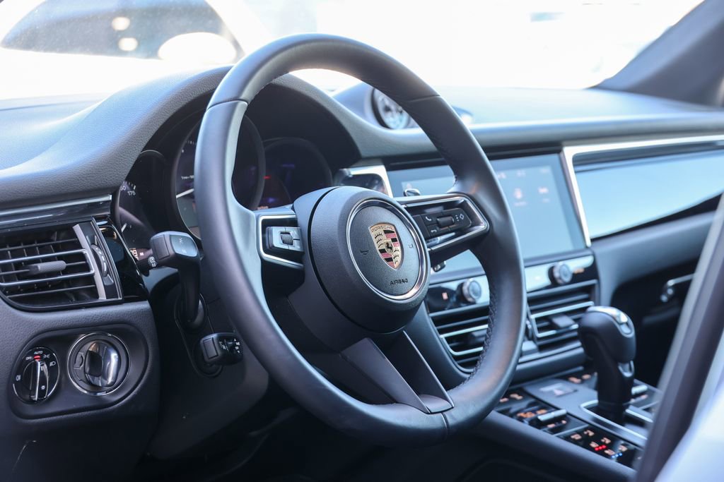 Certified 2025 Porsche Macan image 40