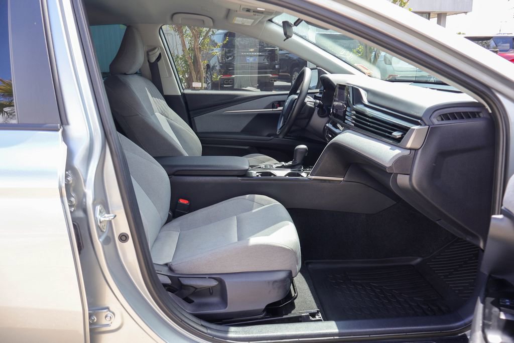 Used 2025 Toyota Camry LE AWD/4WD image 9