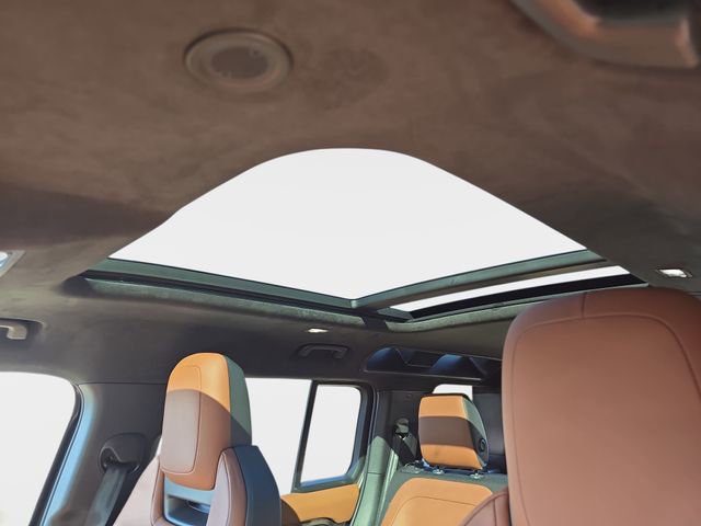 Used 2025 Land Rover Defender 110 image 31