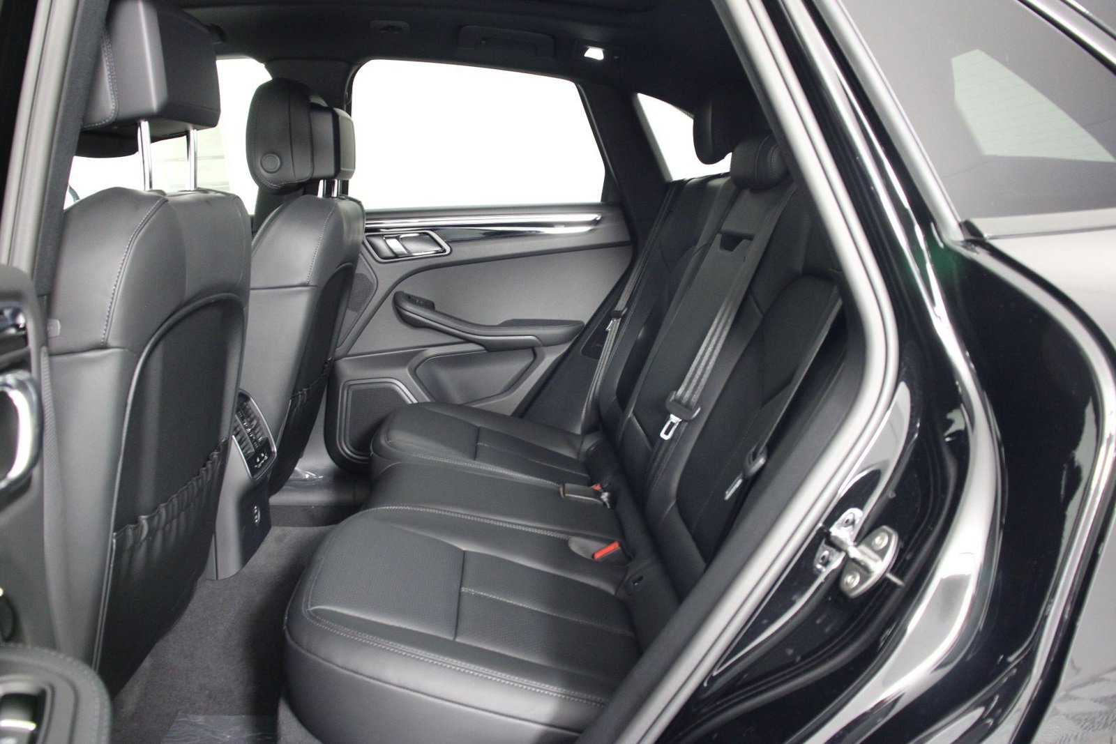 New 2026 Porsche Macan AWD/4WD image 18