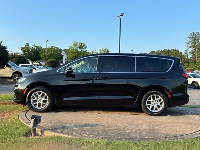 Used 2024 Chrysler Pacifica Touring-L FWD image 4