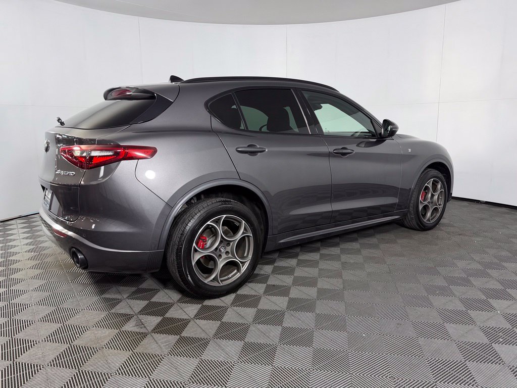 Used 2023 Alfa Romeo Stelvio Ti AWD/4WD image 7