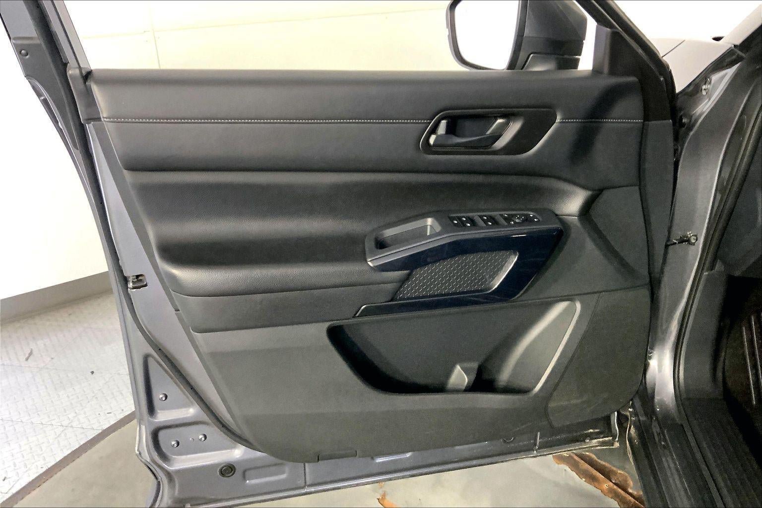 Used 2025 Nissan Pathfinder SV AWD/4WD image 17