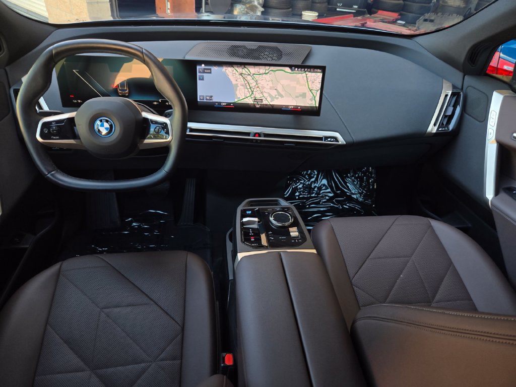 Used 2023 BMW iX xDrive50 w/ Sport Package AWD/4WD image 15