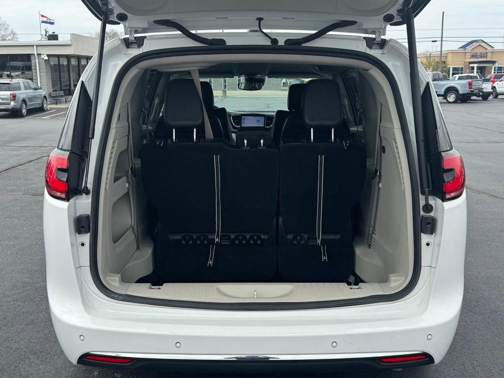 Used 2023 Chrysler Pacifica Touring-L image 27