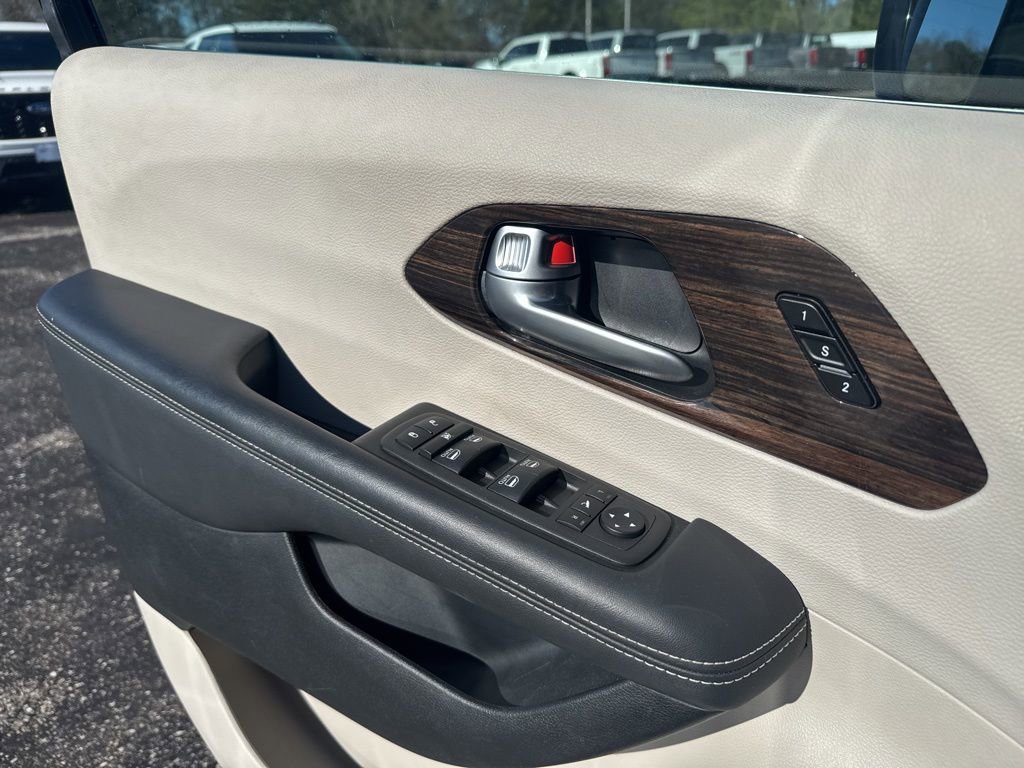 Used 2024 Chrysler Pacifica Limited image 29