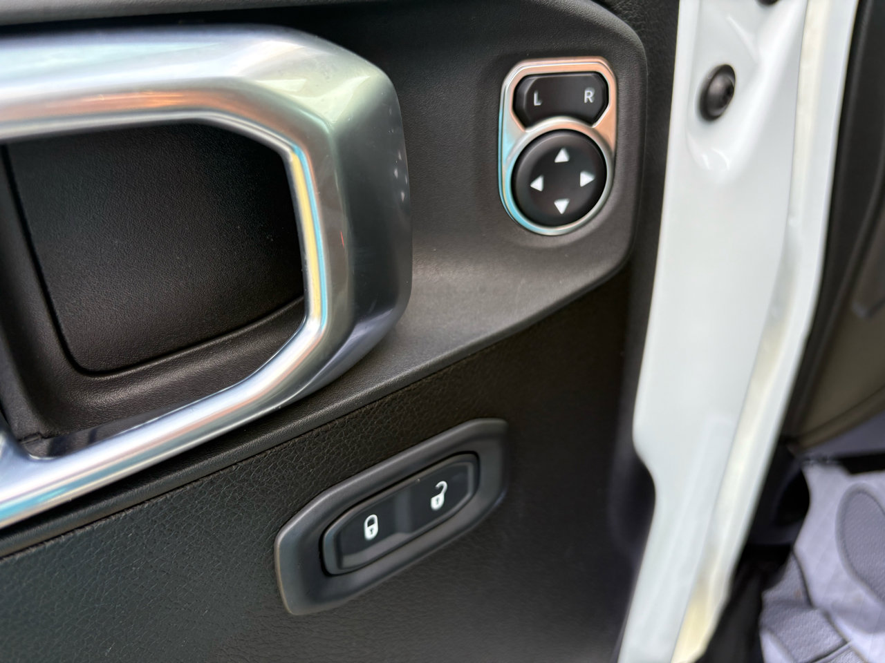 Used 2022 Jeep Wrangler Sport image 10