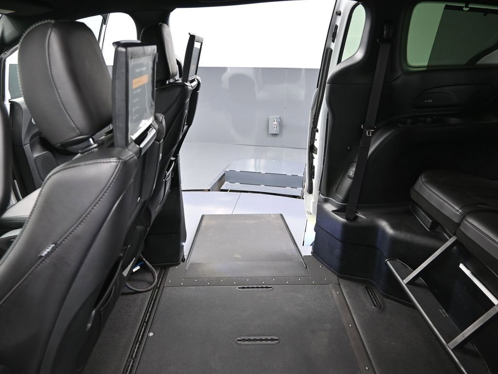 Used 2022 Chrysler Pacifica Touring-L w/ Uconnect Theater Family Group image 39