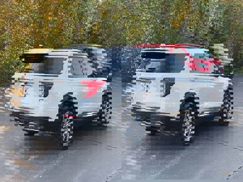 Used 2021 Ford Explorer XLT w/ Equipment Group 202A image 3