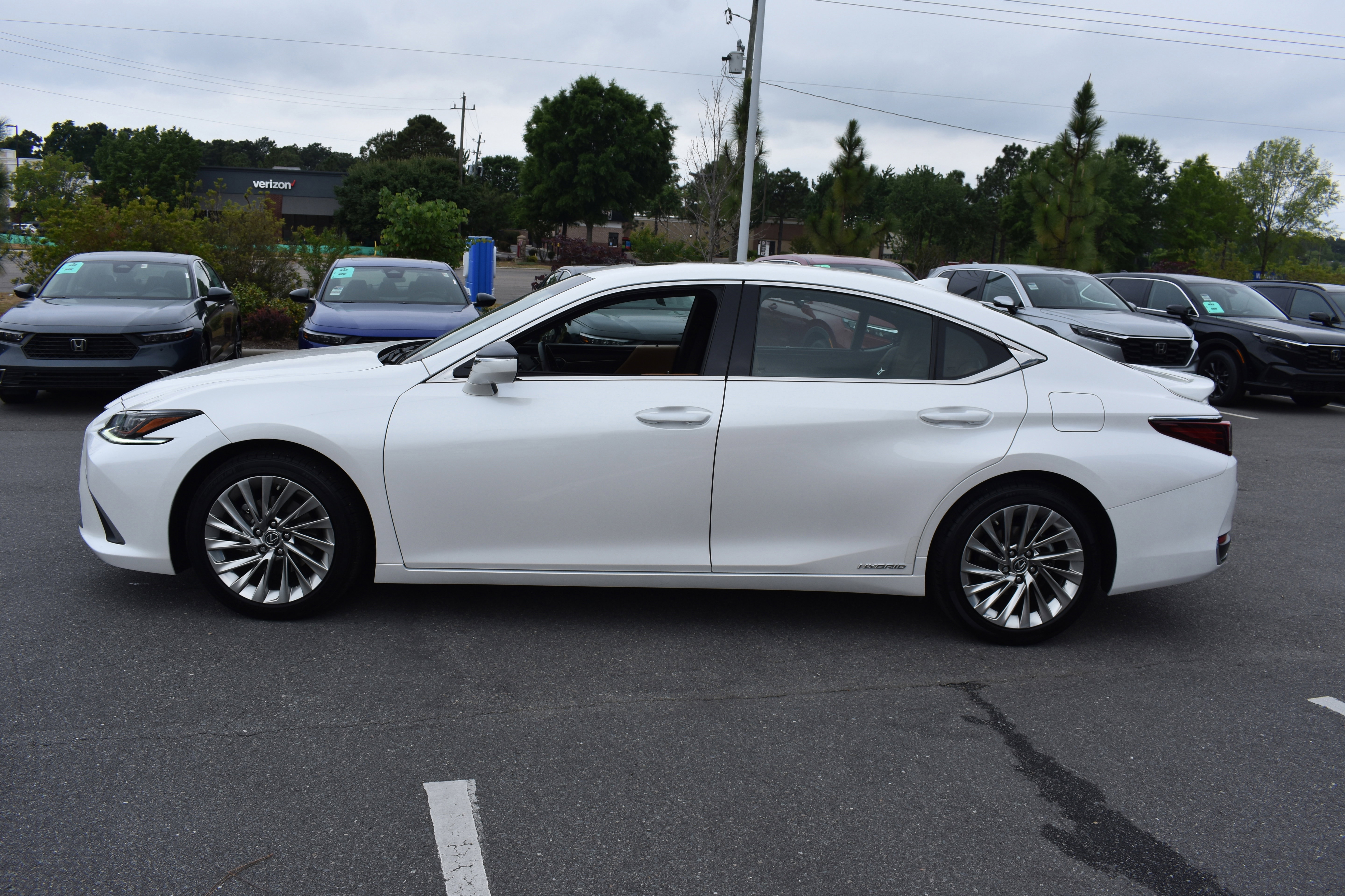 Used 2019 Lexus ES 300h Ultra Luxury w/ Accessory Package FWD image 5