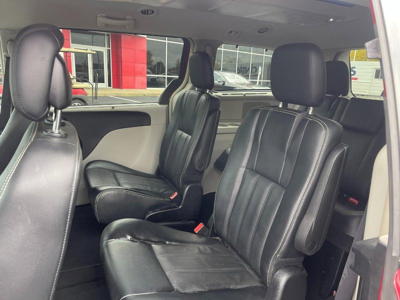 Used 2016 Chrysler Town & Country Touring w/ Driver Convenience Group image 18