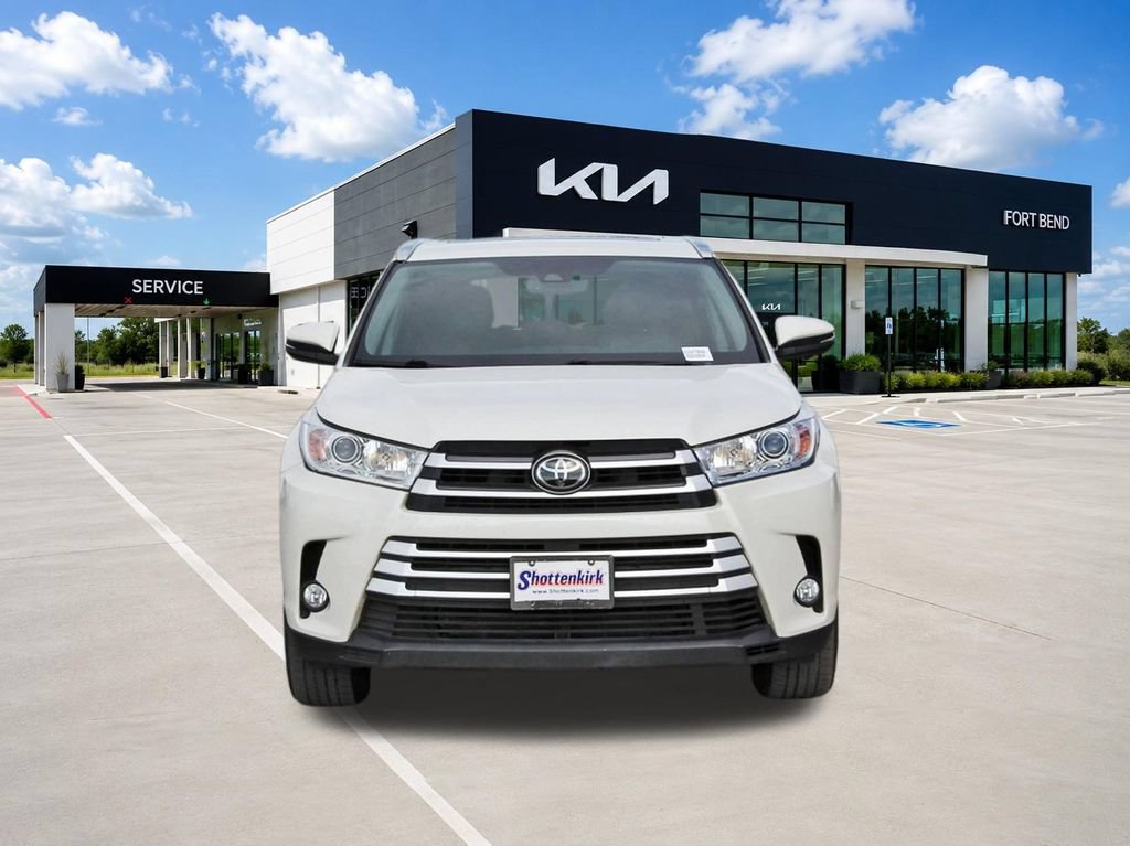 Used 2017 Toyota Highlander XLE FWD image 2