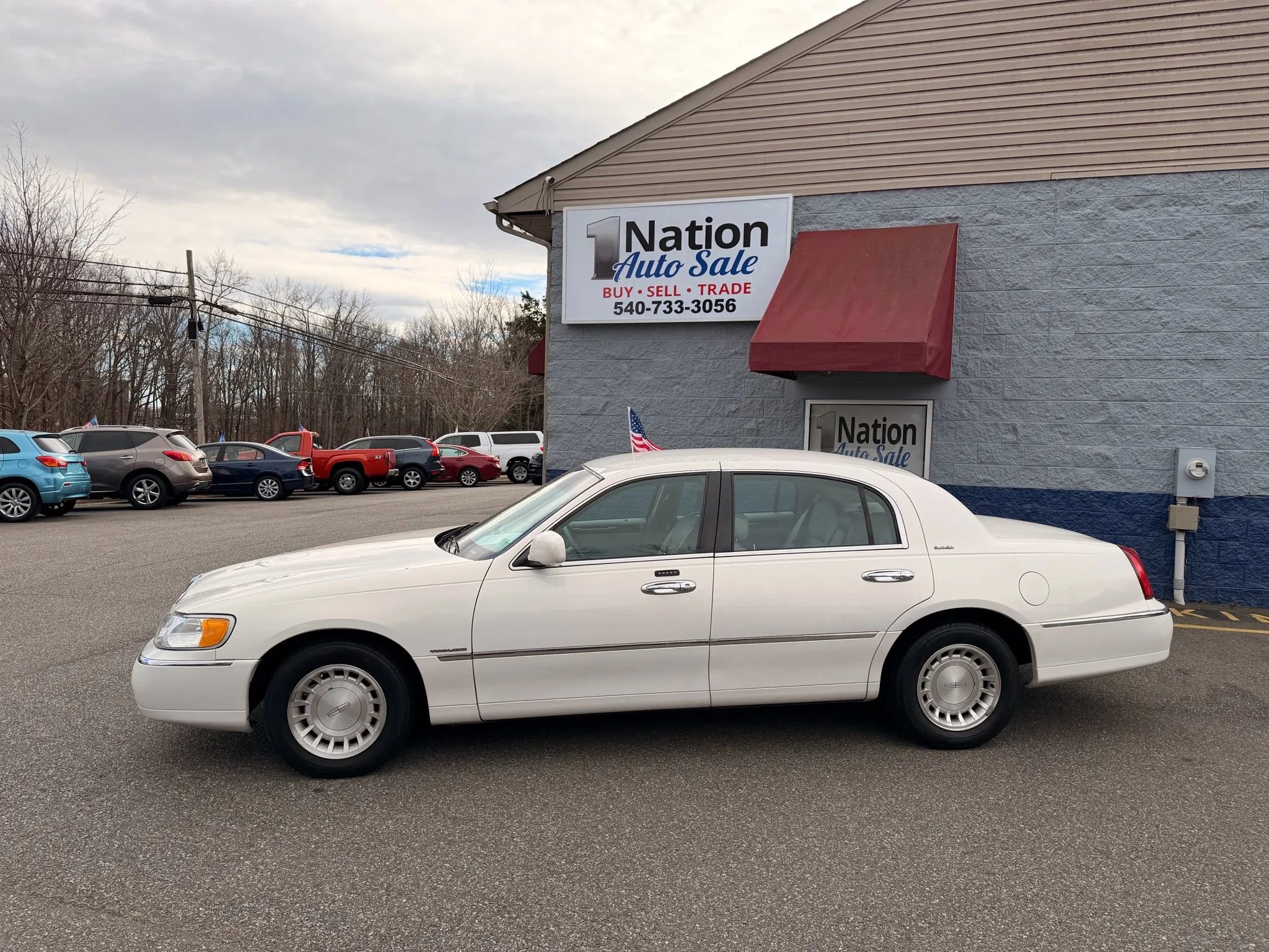Used 2001 Lincoln Town Car Executive image 3