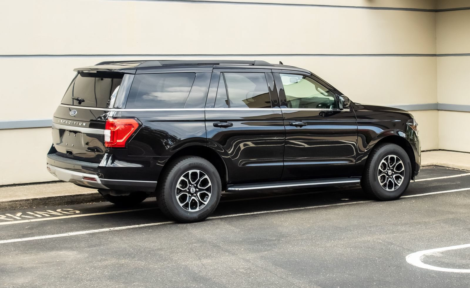 Used 2023 Ford Expedition XLT AWD/4WD image 8