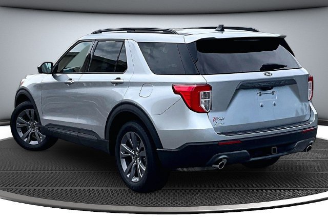 Used 2023 Ford Explorer XLT w/ Equipment Group 202A AWD/4WD image 4