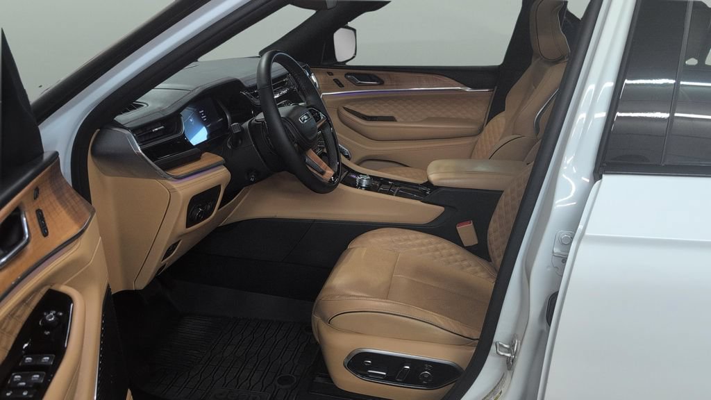 Used 2024 Jeep Grand Cherokee Summit AWD/4WD image 9