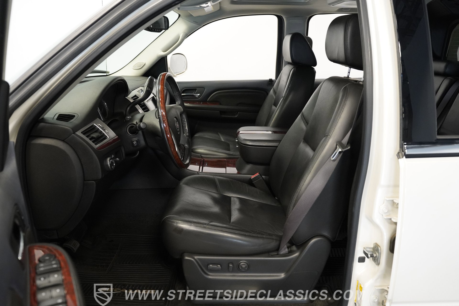 Used 2009 Cadillac Escalade EXT image 3