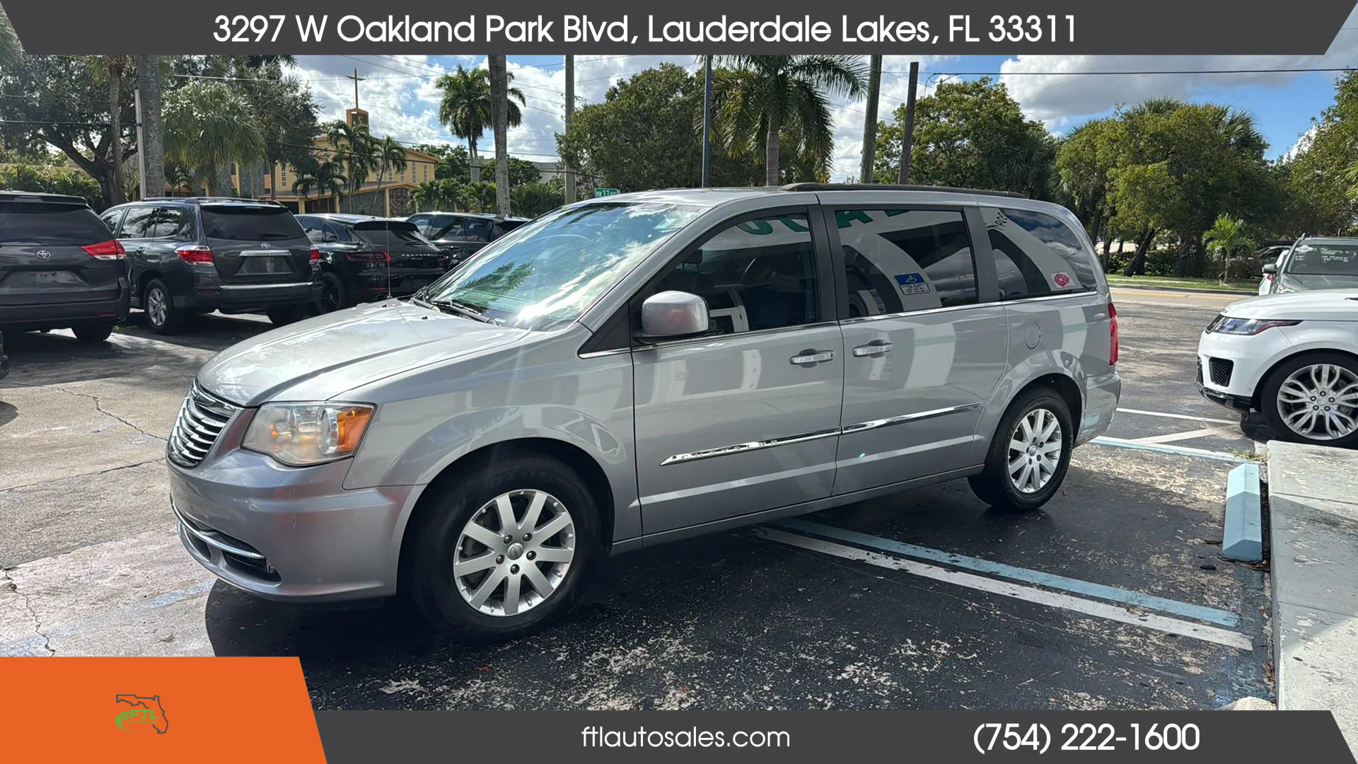 Used 2013 Chrysler Town & Country Touring image 6