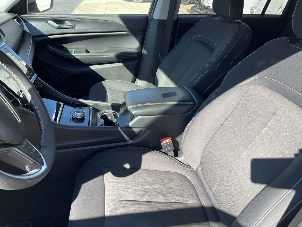 Used 2024 Jeep Grand Cherokee L Laredo image 9