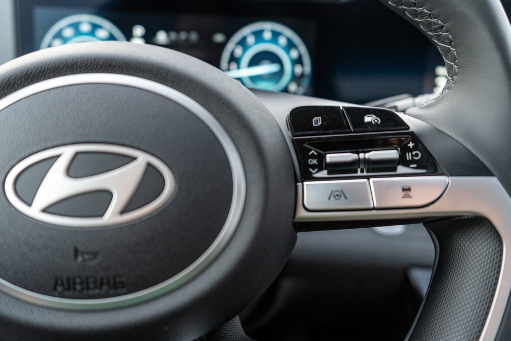 New 2025 Hyundai Elantra Limited image 25