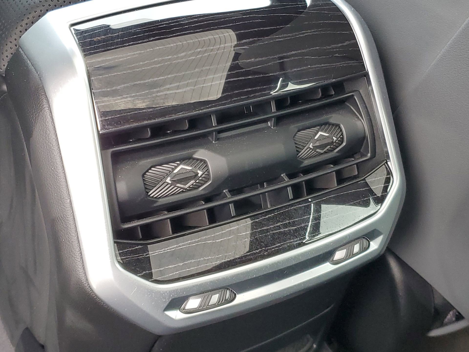 Used 2024 BMW 760i xDrive w/ Premium Package image 13