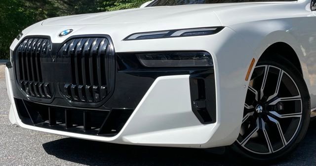Used 2023 BMW 740i w/ Parking Assistance Package RWD image 3