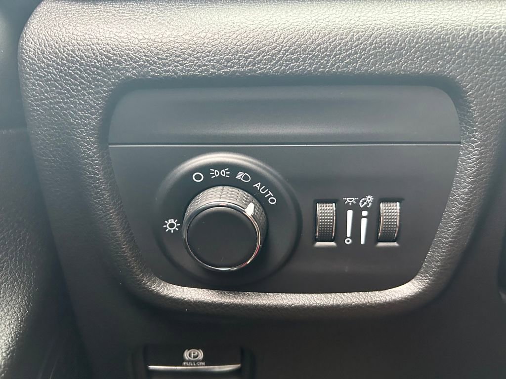 Used 2024 Jeep Grand Cherokee Laredo X image 19