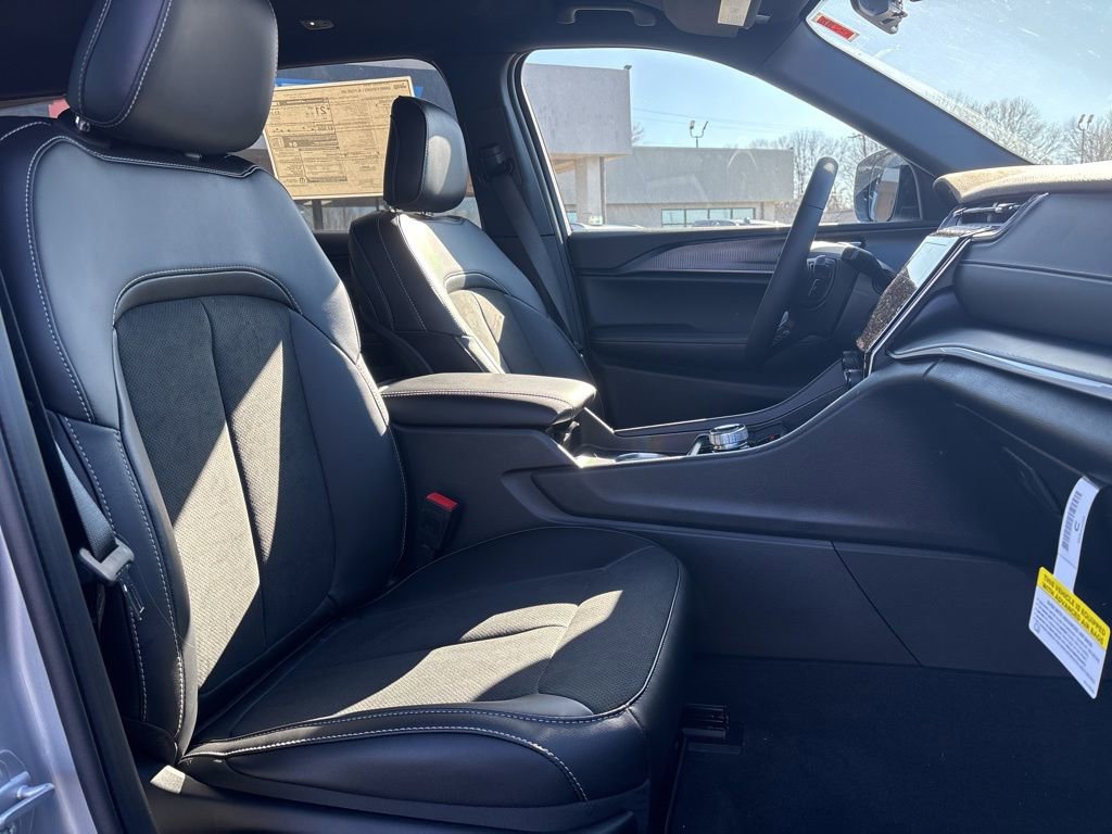 New 2025 Jeep Grand Cherokee L Laredo image 24