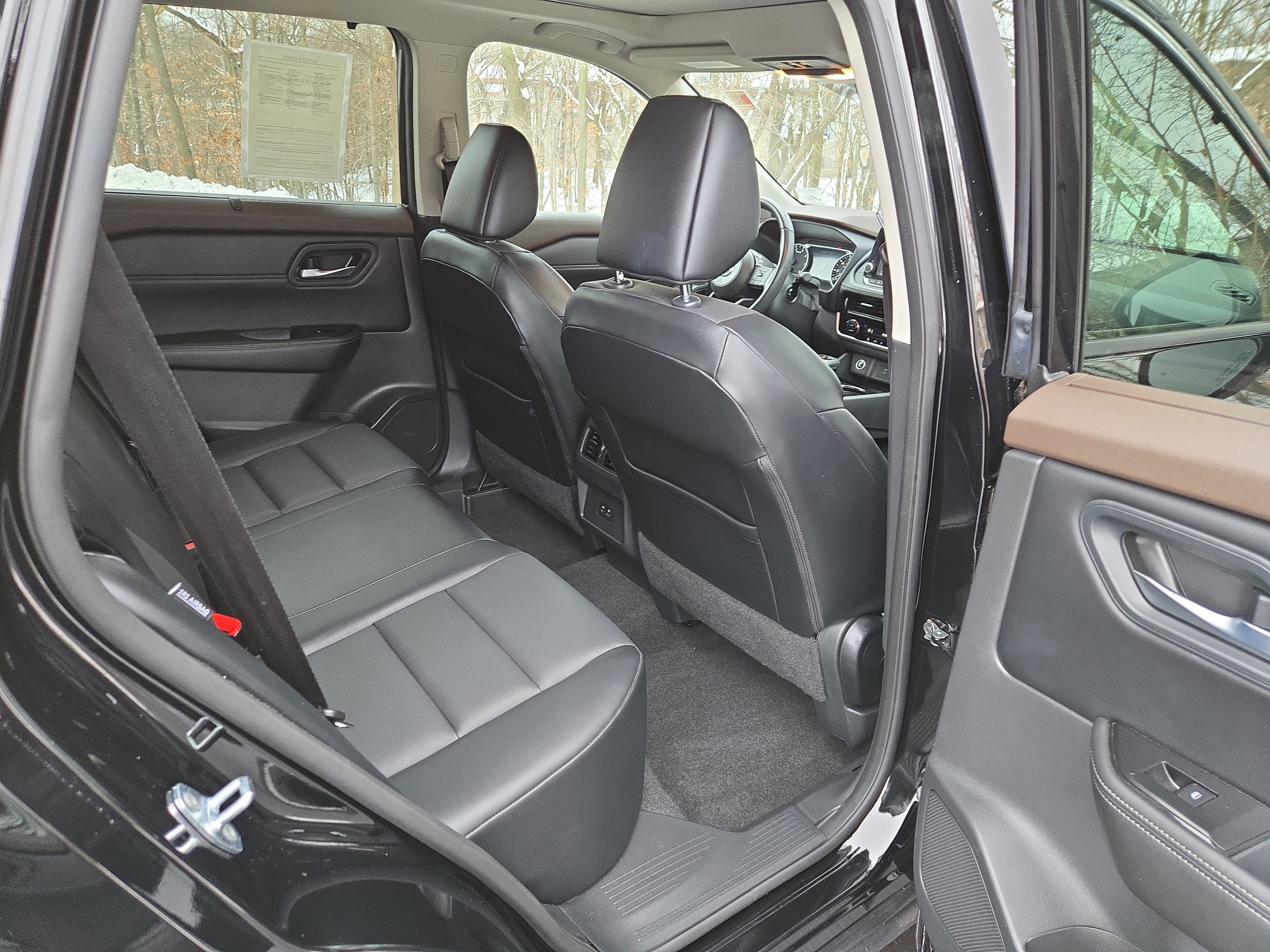 Used 2022 Nissan Rogue SV w/ SV Premium Package image 29