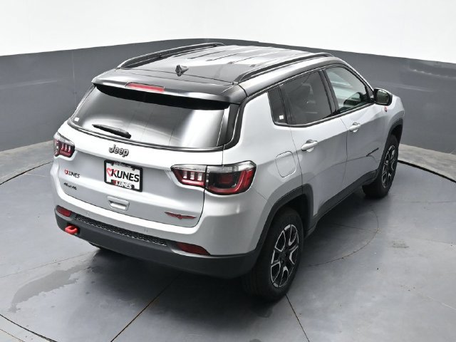 Used 2025 Jeep Compass Trailhawk AWD/4WD image 42