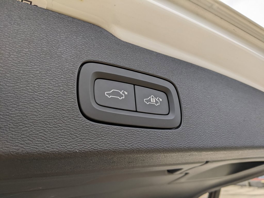 Certified 2025 Volvo V60 B5 Cross Country Plus image 29