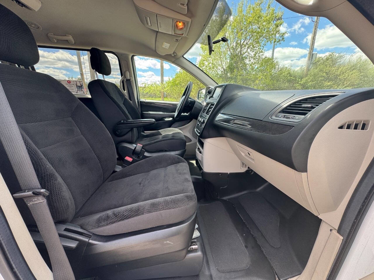 Used 2018 Dodge Grand Caravan SE FWD image 17