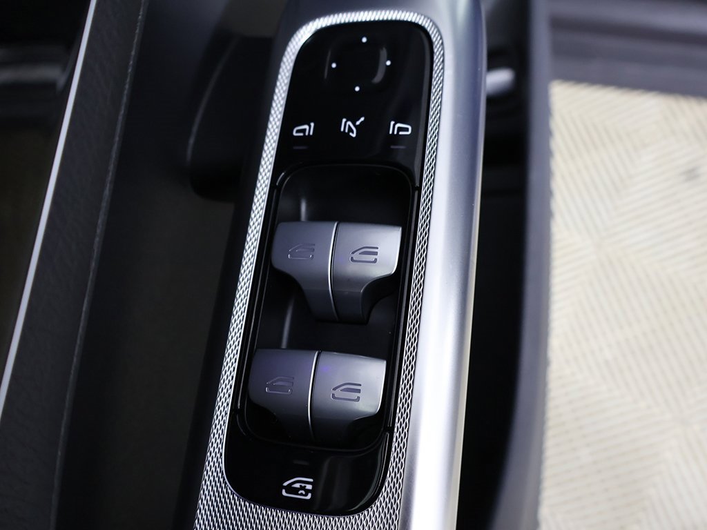 Used 2025 Mercedes-Benz GLC 350e 4MATIC image 32