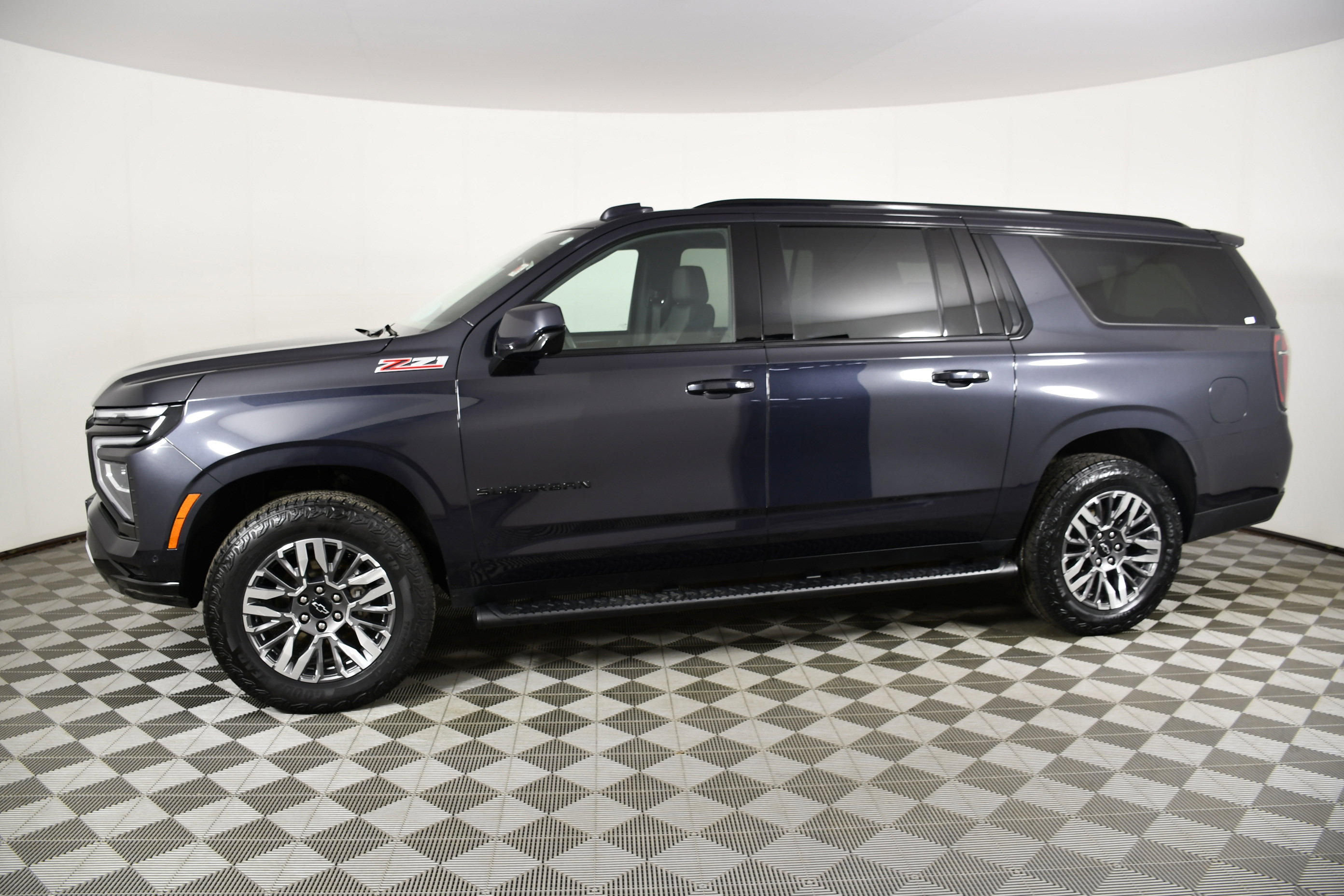 Used 2025 Chevrolet Suburban Z71 image 9