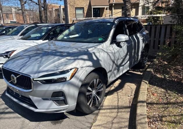 Used 2023 Volvo XC60 B5 Core image 2