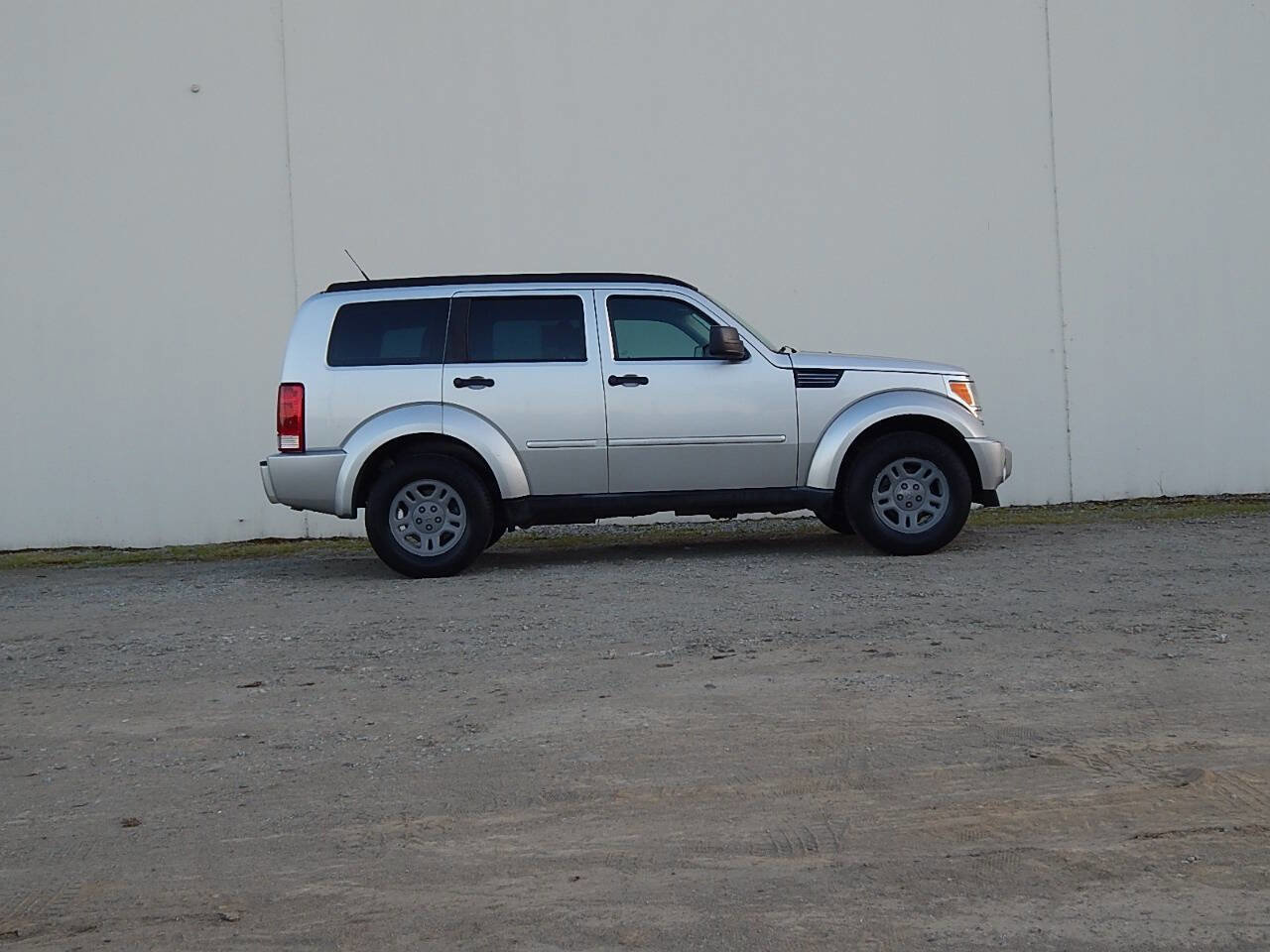 Used 2011 Dodge Nitro SE RWD image 2