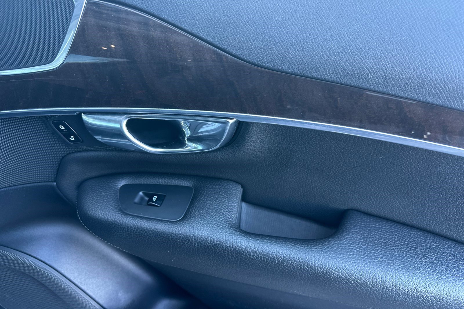 Used 2016 Volvo XC90 T6 Momentum w/ Momentum Plus Package image 23