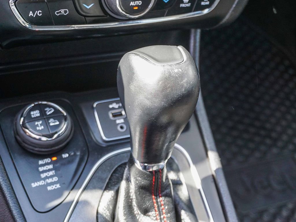 Used 2021 Jeep Cherokee Trailhawk image 22