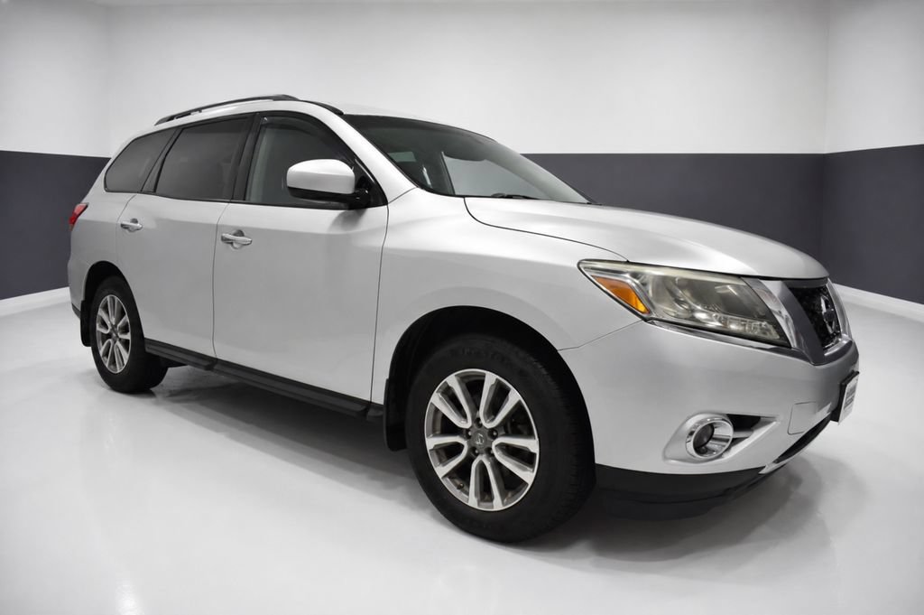 Used 2016 Nissan Pathfinder SV w/ SV Cold Weather Package AWD/4WD image 9