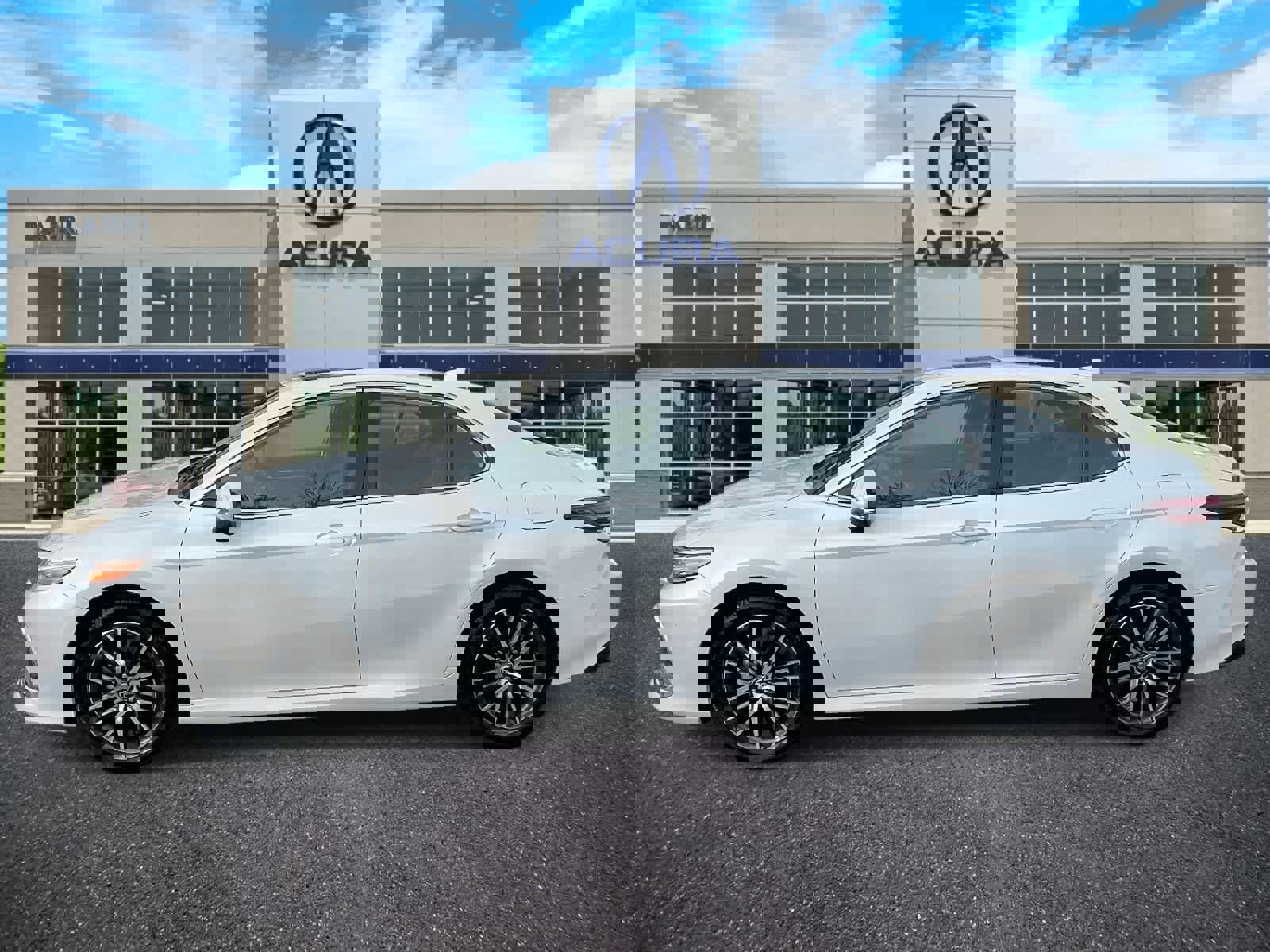 Used 2022 Toyota Camry XLE w/ Navigation Upgrade Package image 3