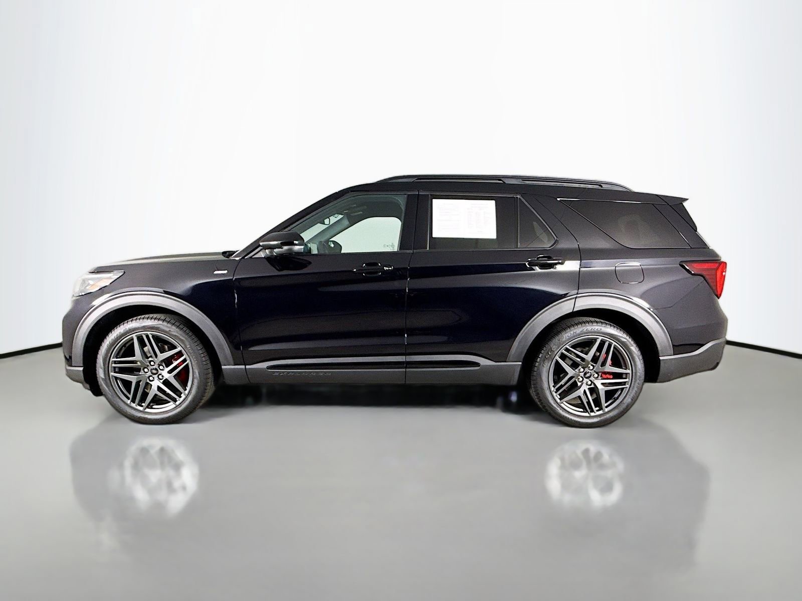 Used 2025 Ford Explorer ST-Line w/ Premium Package image 4