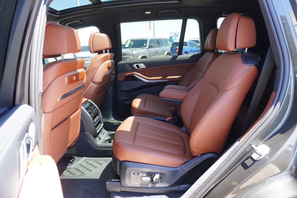 Used 2025 BMW X7 xDrive40i w/ M Sport Package AWD/4WD image 8