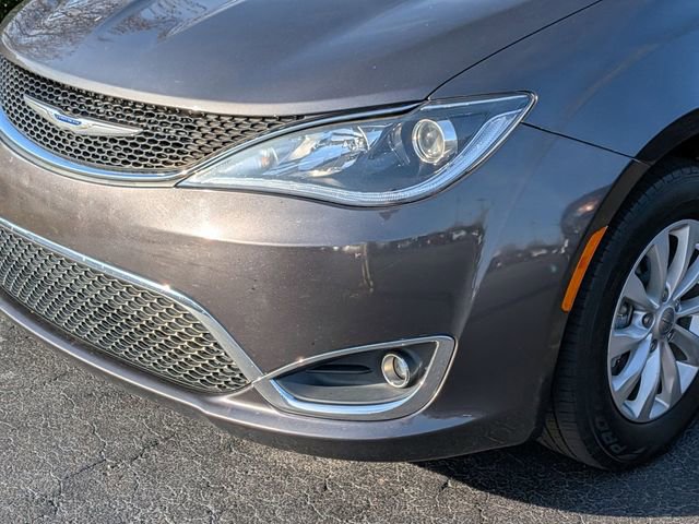 Used 2018 Chrysler Pacifica Touring-L Plus FWD image 4