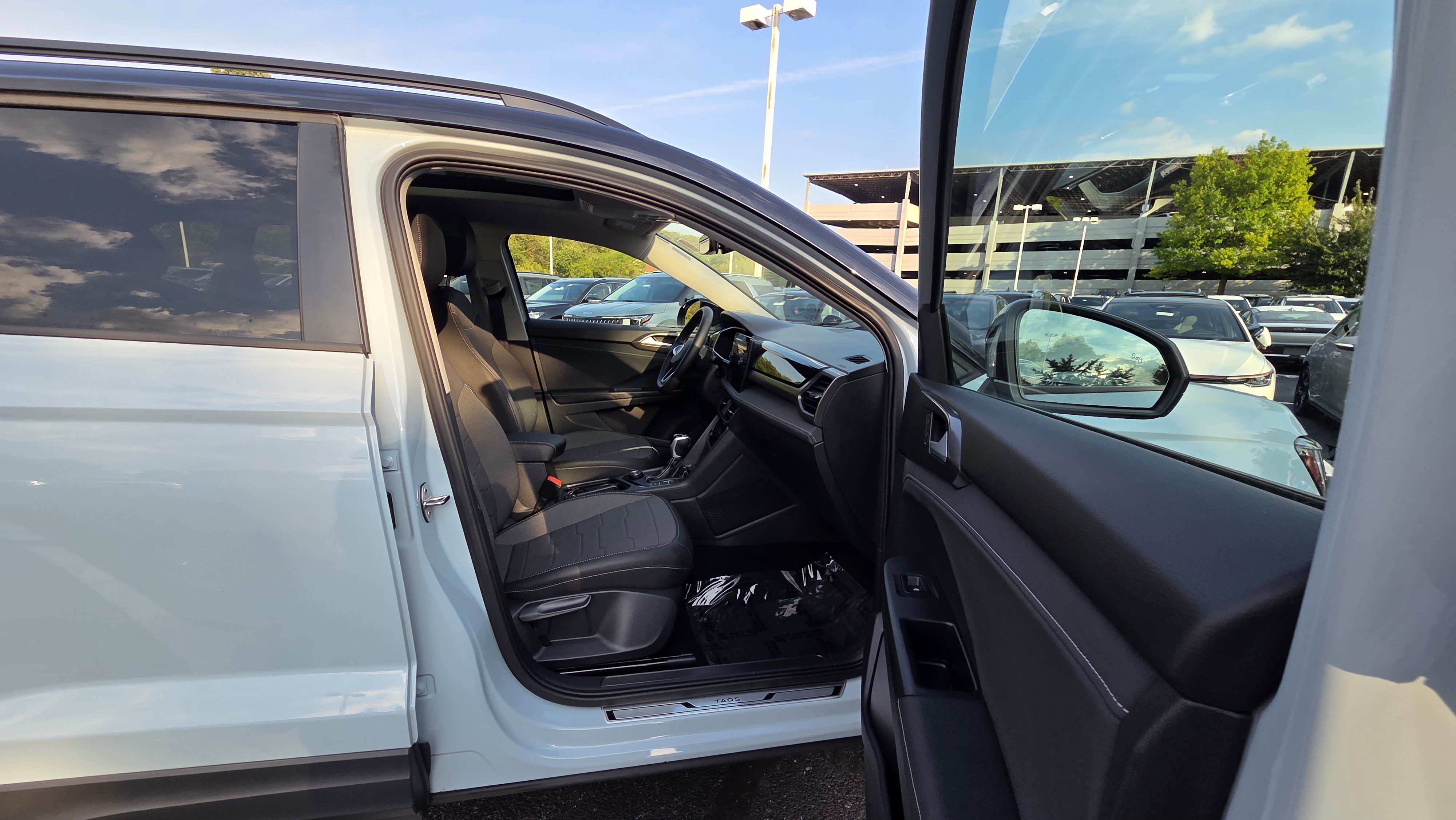 Certified 2025 Volkswagen Taos SE AWD/4WD image 34